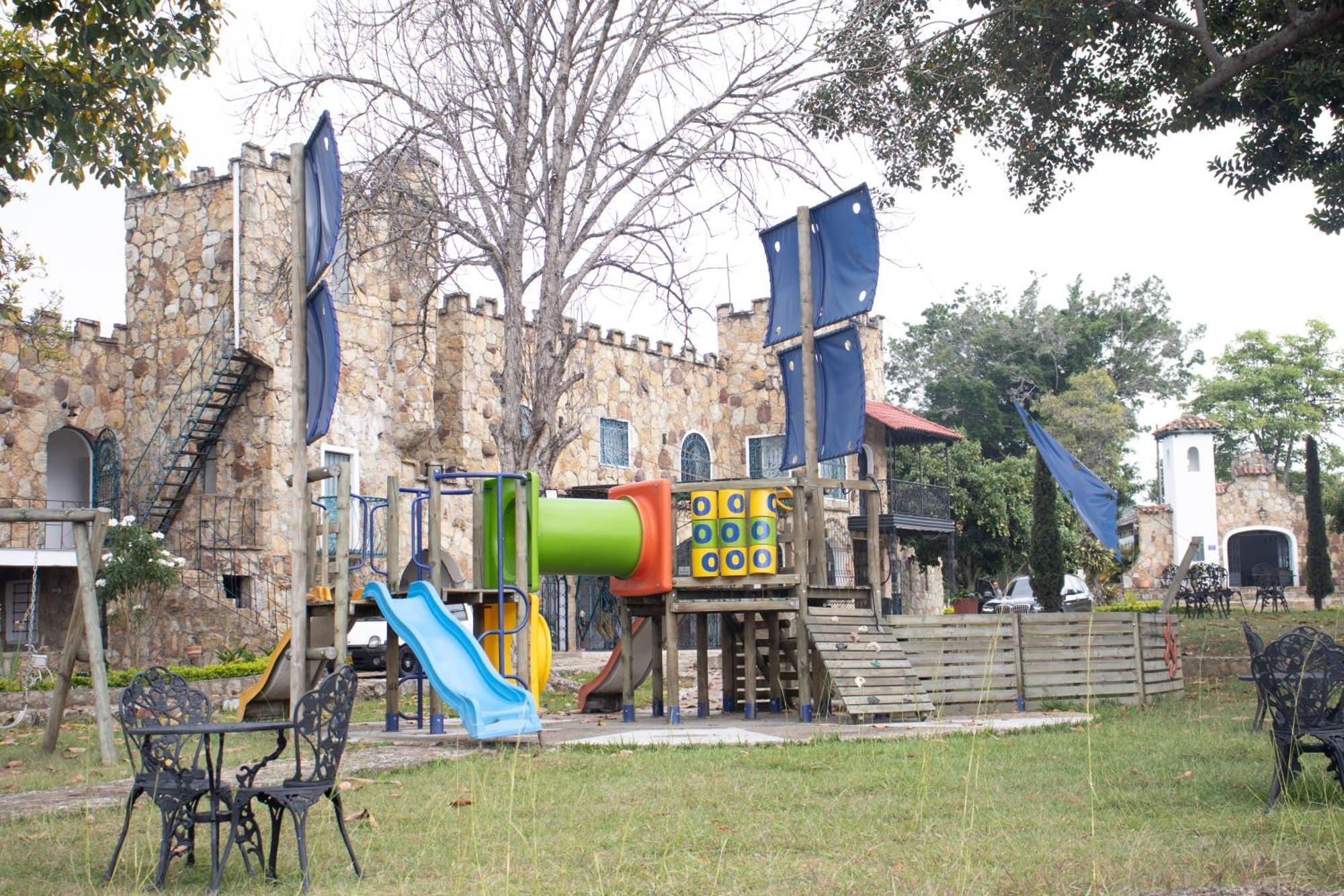 Hotel El Castillo Chinauta Exterior foto